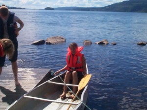 Das schwedische Freizeitheim bietet den Reisegruppen ein Kanu und ein Ruderboot.