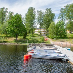 Außengelände am Freizeitheim Brittebo in Schweden für Kinder und Jugendliche am See