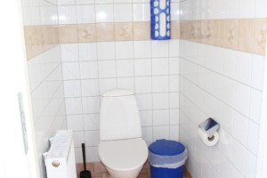 Die sanitären Anlagen im schwedischen Gruppenhaus Brittebo Lägergård.
