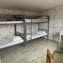 Modern eingerichtetes Zimmer im Haus Berghems in Schweden