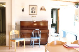 Ein Klavier im Freizeitheim Berghems in Schweden.