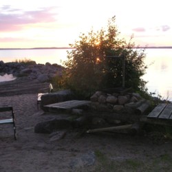 Außengelände vom schwedischen Gruppenhaus Däldenäs direkt am See für Jugendfreizeiten