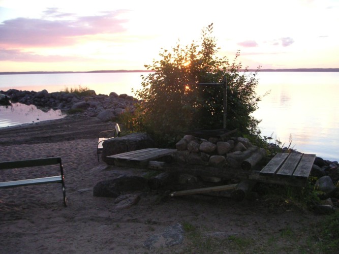 Außengelände vom schwedischen Gruppenhaus Däldenäs direkt am See für Jugendfreizeiten