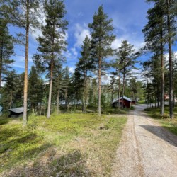 Außengelände mit Walm um Haus Ensro in Schweden