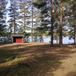 Strand mit Wald am See Ensen in Haus Ensro Lägergård