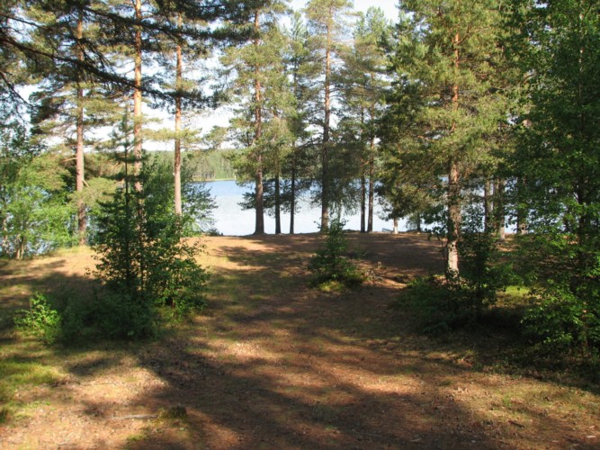 Der Außenbereich des Gruppenhauses Ensro Lägergård in Schweden.