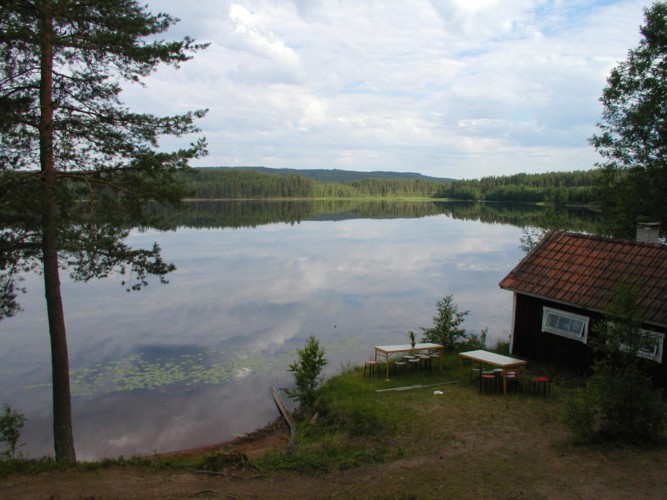 Der See Ensen am schwedischen Freizeitheim Ensro Lägergård.