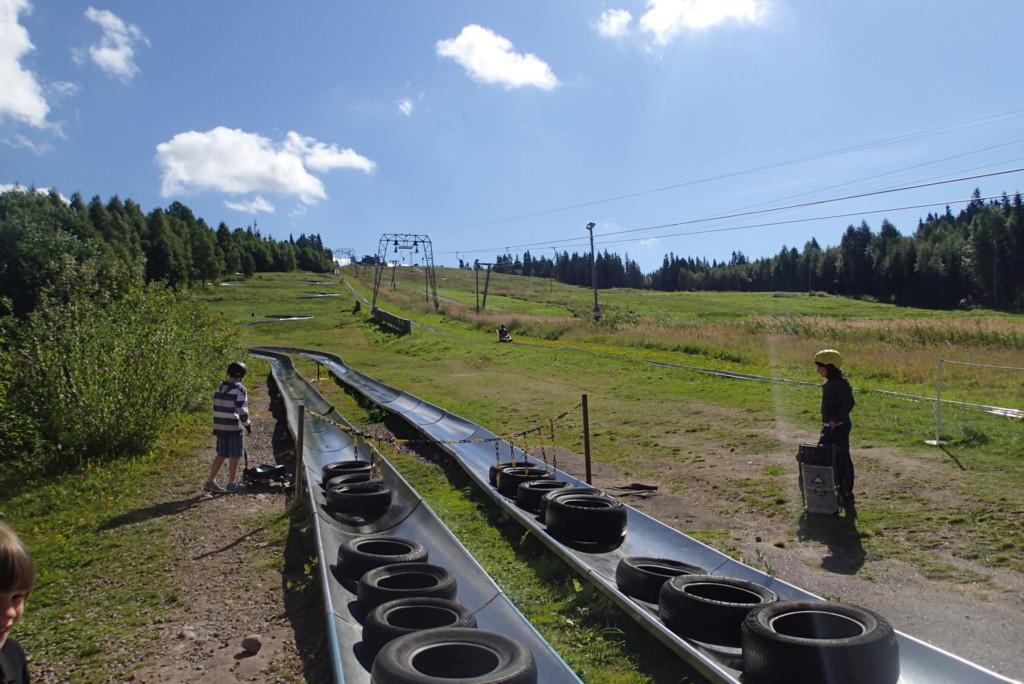 Die Sommerodelbahn im schwedschen Rättvik ist ein beliebtes Ausflugsziel der Besucher im Haus Ensro Lägergård.