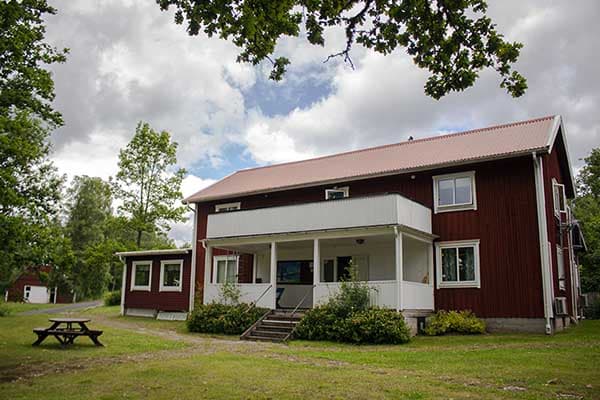 Das günstige Gruppenhaus Flahult in Schweden liegt direkt am See.