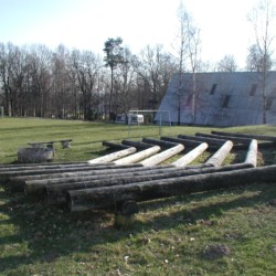 Lagerfeuerstelle und Sitzgruppe am Freizeithaus Flahult Ungdomsgård in Schweden.