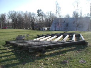 Lagerfeuerstelle und Sitzgruppe am Freizeithaus Flahult Ungdomsgård in Schweden.