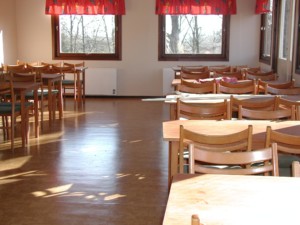 Speisesaal im schwedischen Freizeitheim Flahult Ungdomsgård für Kinder und Jugendgruppen.