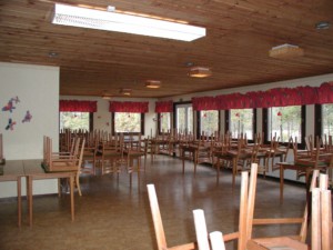 Speisesaal im Freizeitheim Flahult Ungdomsgård in Schweden.