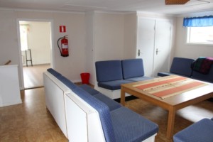 Gruppenraum mit Sofas im Freizeithaus Flahult Ungdomsgård in Schweden.