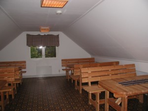 Gruppenraum mit Sitzgruppen im schwedischen Gruppenhaus Flahult Ungdomsgård.