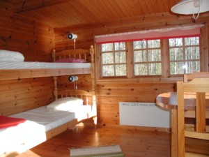 Mehrbettzimmer mit Holzbett im schwedischen Gruppenheim Flahult Ungdomsgård.