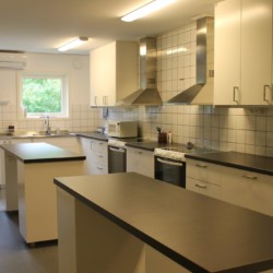 Große Küche im schwedischen Freizeithaus Flahult Ungdomsgård für Kinder und Jugendreisen.