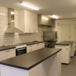 Küche für Selbstverpflegung im schwedischen Freizeithaus Flahult Ungdomsgård für Kinder und Jugendreisen.