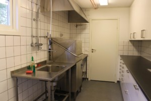 Küche für Selbstverpflegung im schwedischen Gruppenhaus Flahult Ungdomsgård für Kinder und Jugendfreizeiten.