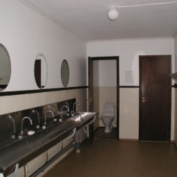 Sanitäre Anlagen mit WC und Waschbecken im Freizeitheim Flahult Ungdomsgård in Schweden für Kinder und Jugendgruppen.
