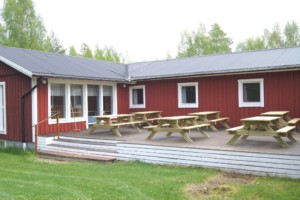 Die Terrasse im schwedischen Gruppenhaus Gläntan.