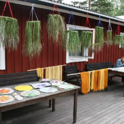 Die Terrasse in schwedischen Gruppenhaus Gläntan.