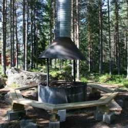 Die Lagerfeuerstelle im Gruppenhaus Gläntan in Schweden.