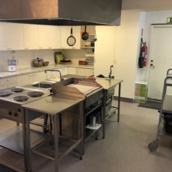 Praktische Kücheneinrichtung in großer Gruppenküche für Jugendfreizeiten