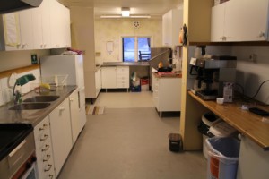 Selbstversorger-Küche im schwedischen Gruppenhaus Gustavs Sommargard am Meer für Jugendfreizeiten