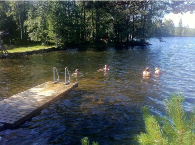 Die Badebrücke am See des Gruppenhauses Gussjöstugan in Schweden.
