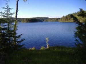 Der See des Freizeithauses Gussjöstugan in Schweden.