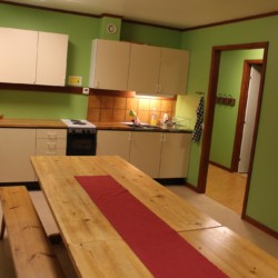Die Küche im schwedischen Freizeitheim Gussjöstugan für Kinder und Jugendreisen.