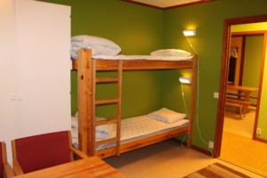 Etagenbett im schwedischen Freizeithaus Gussjöstugan für Kinder und Jugendreisen.
