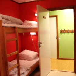 Schlafraum im schwedischen Freizeithaus Gussjöstugan für Kinder und Jugendreisen.
