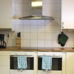 Die Küche im schwedischen Freizeitheim Gussjöstugan für Kinder und Jugendreisen.