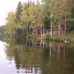 Der Badesee des schwedischen Freizeithauses Gussjöstugan für Kinder und Jugendreisen.