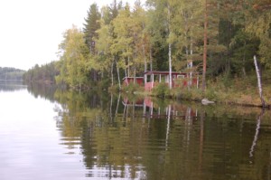 Der Badesee des schwedischen Freizeithauses Gussjöstugan für Kinder und Jugendreisen.