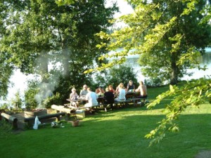 Der Badeplatz mit Grill des Ferienheims Högsma Bygdegård in Schweden.