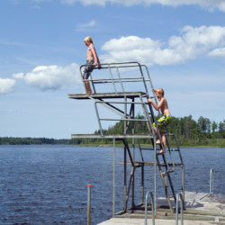 Badebrücke mit Springturm am Haus Högsma in Schweden