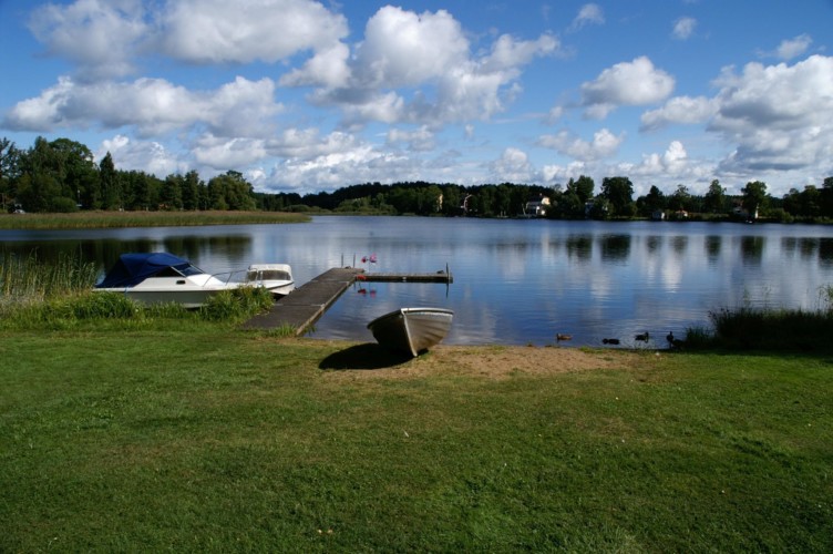 Badeplatz mit Boot am Freizeitheim Idrottsgården i Flen in Schweden.
