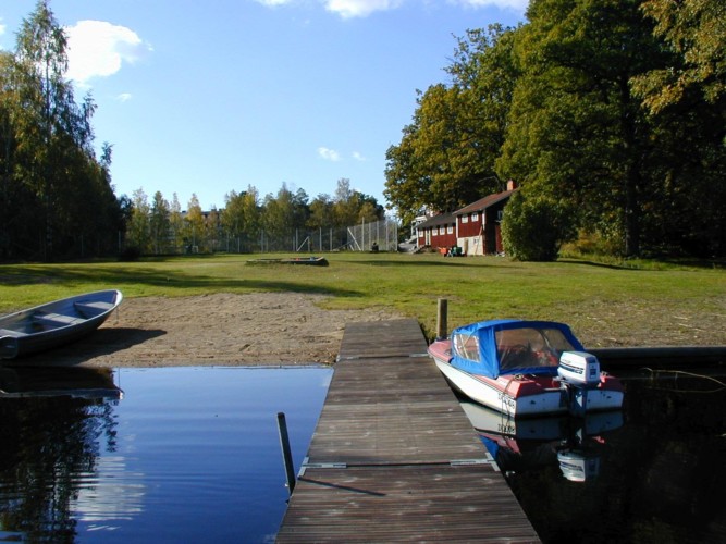 Bootstouren auf dem See am Freizeithaus Idrottsgården i Flen in Schweden.