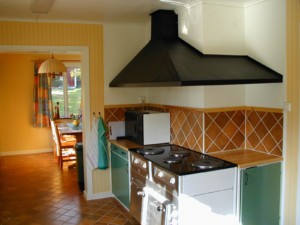 Die Küche im Ferienhaus Idrottsgården i Flen in Schweden.