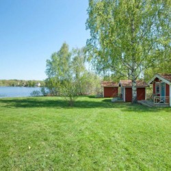 Wiese und See am Freizeithaus Idrottsgården i Flen in Schweden.