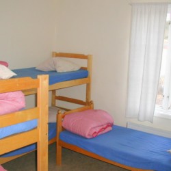 5 Bett Zimmer für Jugendfreizeiten im schwedischen Freizeitheim Långserum Fritidsgård direkt am See