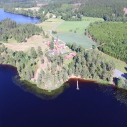Blick auf den schwedischen Ferienhof Långserum Fritidsgård direkt am See Gruppenhäuser und Freizeitheime in Schweden