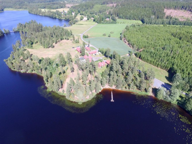 Blick auf den schwedischen Ferienhof Långserum Fritidsgård direkt am See Gruppenhäuser und Freizeitheime in Schweden