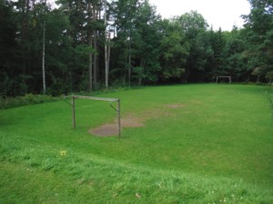 Fußballfeld am schwedischen Gruppenhaus Majblommegården