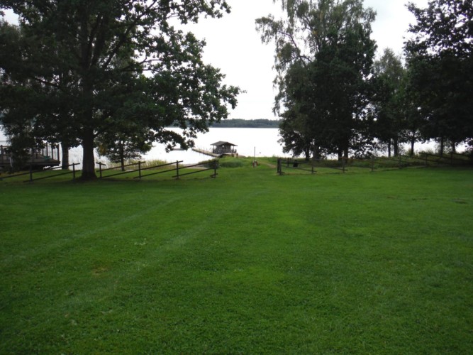 Wiese und See am Freizeithaus Majblommegården in Schweden.