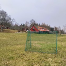 Schwedisches Freizeitheim Munkaskog mit großem Außengelände für aktive Jugendgruppen.