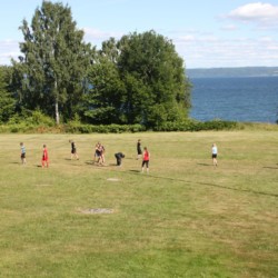 Die Rasenfläche am Freizeitheim Munkaskkog in Schweden.